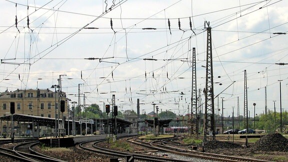 Blick af Gleise und Bahnsteig des Bahnhofs Riesa