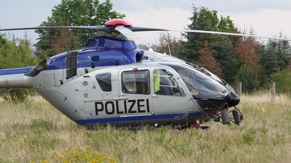 Ein Hubschrauber der Polizei hilft bei den Löscharbeiten in der Gohrischheide.