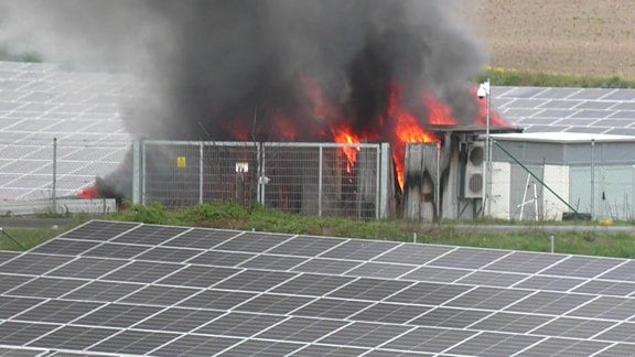 Eine Solaranlage steht in Flammen. 