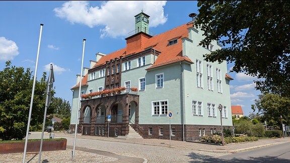 Ein Rathaus von außen. 