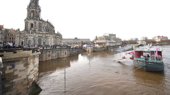 Hochwasser Dresden, Terrassenufer überspült - Feuerwehrsprecher und Umweltbürgermeisterin erklären die Lage