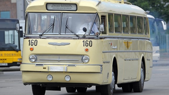 Ein originalgetreu restaurierter Bus "Ikarus 66", Baujahr 1972, steht 2009 auf dem Gelände des Busbetriebshofes der Dresdner Verkehrsbertriebe. 