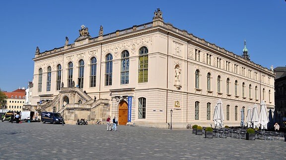 Außenansicht des Verkehrsmuseums im Johanneum zu Dresden.