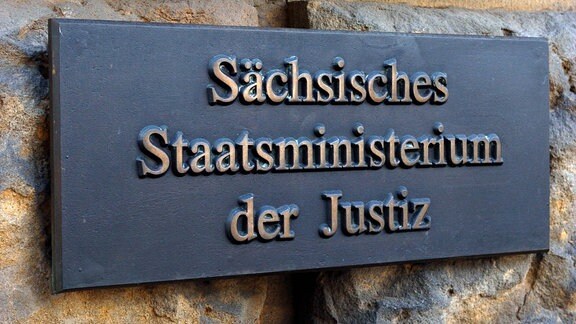Schild des Sächsischen Staatsministeriums der Justiz