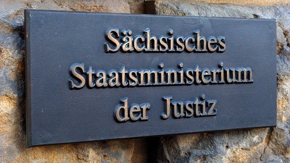 Schild des Sächsischen Staatsministeriums der Justiz