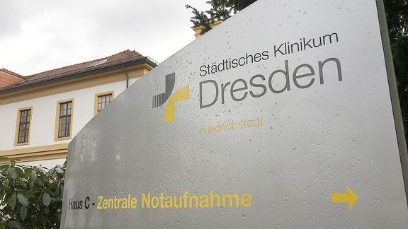 Ein Wegweiser mit der Aufschrift "Städtisches Klinikum Dresden Friedrichstadt".