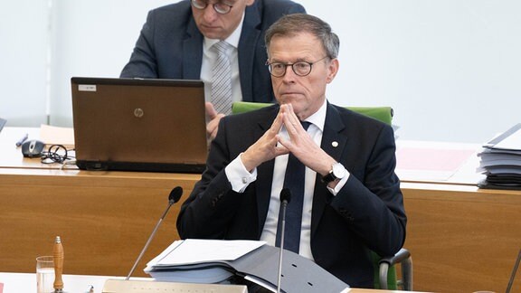 Matthias Rößler (CDU), Landtagspräsident in Sachsen, nimmt an der Sitzung im Landtag teil. 