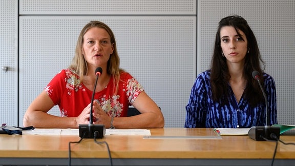 Christin Furtenbacher (l) und Marie Müser, beide Vorsitzende von Bündnis 90/Die Grünen in Sachsen, sitzen auf einer Pressekonferenz nach der Landtagswahl in Sachsen im Sächsischen Landtag auf dem Podium.