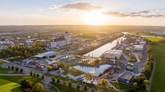 Luftbild des Hafens in Dresden, im Gegenschein der aufgehenden Sonne