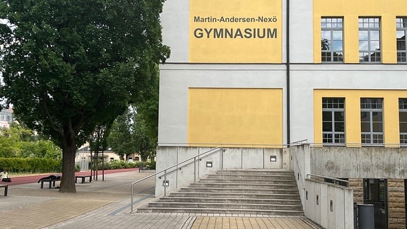 Ein großes gelbes Gebäude mit einem schwarzen Schriftzug  - Martin-Andersen-Nexö Gymnasium.