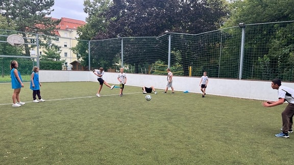 Kinder spielen Fußball