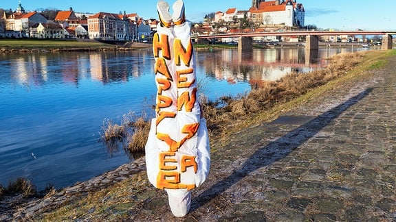 Skulptur "Happy New Year Head Freeze!" am Elbufer in Meißen