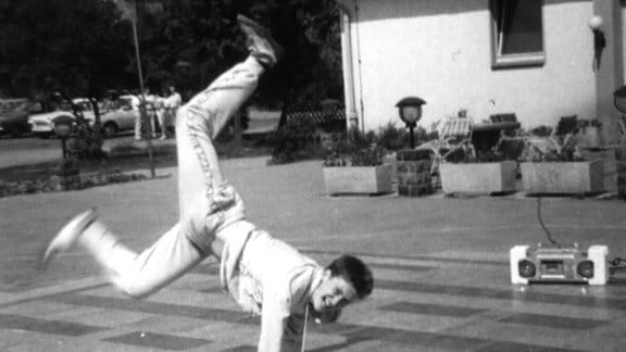 Schwarz-weiß Foto eines Breakdancers. 