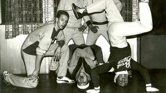 Eine Schwarz-Weiß-Fotografie zeigt Breakdancer in der DDR.