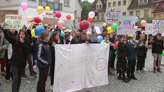 Schüler protestieren in einer Kleinstadt. 