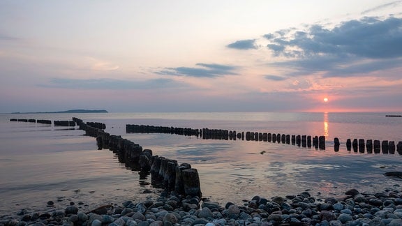 Sonnenuntergang an der Kreuzbuhne. Dahinter ist die Insel Hiddensee in diesen Tagen besonders gut zu sehen.