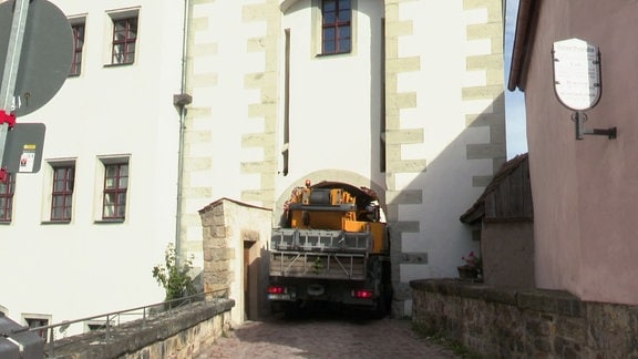 Ein Fahrzeug fährt durch einen Torbogen