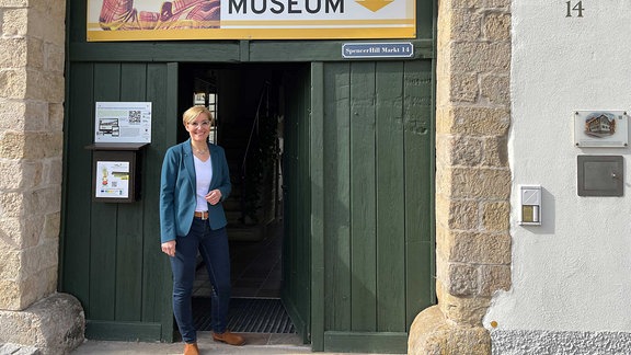 Frau im Eingang zum Terence Hill Museum