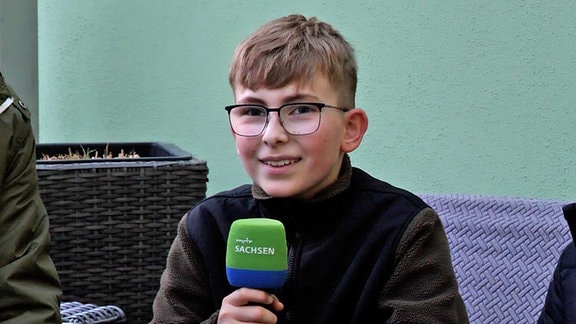 Ein Junge mit einer Brille