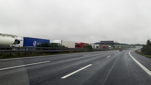 Polizei kontrolliert, dass LKW vor der A4-Baustelle bei Wilsdruff nicht verbotene Schleichwege nehmen. 