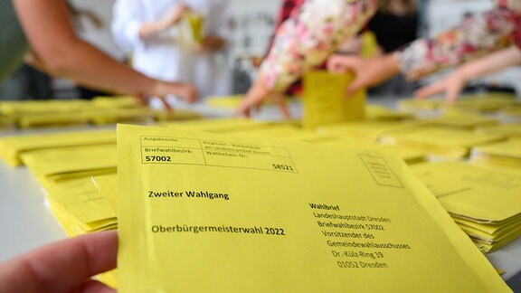 Stimmzettelumschläge für die Briefwahl zum zweiten Wahlgang für die Oberbürgermeisterwahl werden zur Prüfung der Gültigkeit im Briefwahlzentrum sortiert.