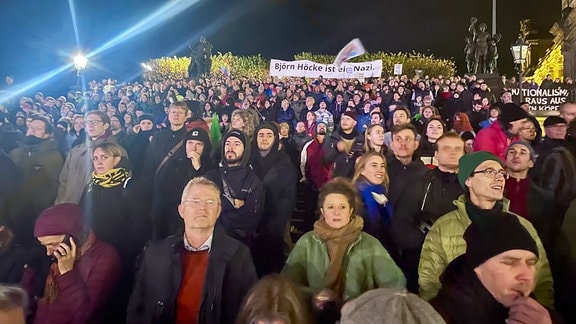 Am Montag haben in Dresden mehr als 1.000 Menschen gegen die 200. montägliche Pegida-Demo in der sächsischen Landeshauptstadt protestiert.