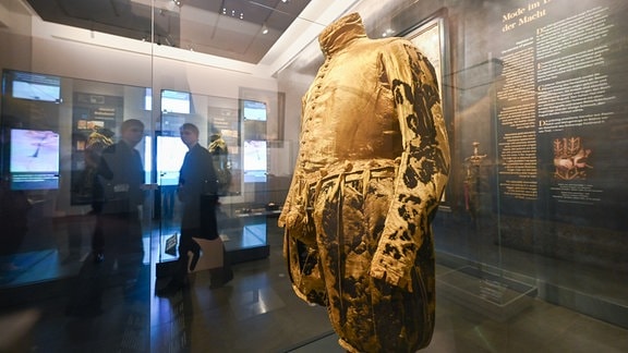 Das Renaissance-Prunkkleid von August von Sachsen, auch August der Starke genannt, wird während eines Pressetermins der Staatlichen Kunstsammlungen Dresden präsentiert.