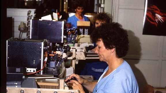 Blick in die Produktion bei VEB Pentacon kurz vor dem Mauerfall, 1989