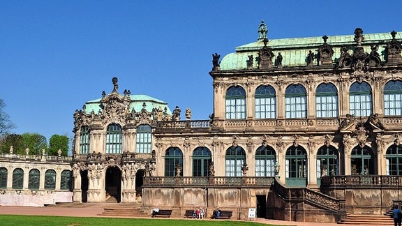 Der prachtvolle Dresdner Zwinger vor blauem Himmel.