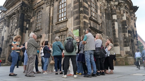 Frau zeigt Bild einer nackten schlafenden Frau.