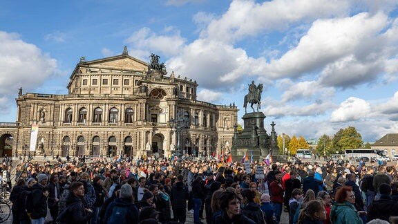 Das Dresdner Bündnis "Herz statt Hetze" hat auf dem Theaterplatz am König-Johann-Denkmal zu Gegenprotesten aufgerufen.
