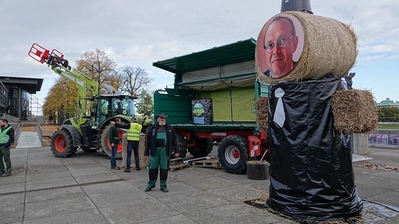 Vor dem sächsischen Landtag haben am Mittwochmorgen zahlreiche Bauern mit 130 Traktoren für die pünktliche Auszahlung von EU-Hilfen protestiert.
