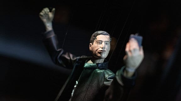 Eine Marionette sieht aus wie Elon Musk.