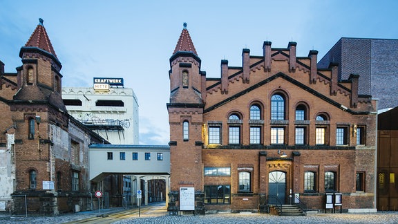 Blick auf ein städtisches Backsteingebäude.