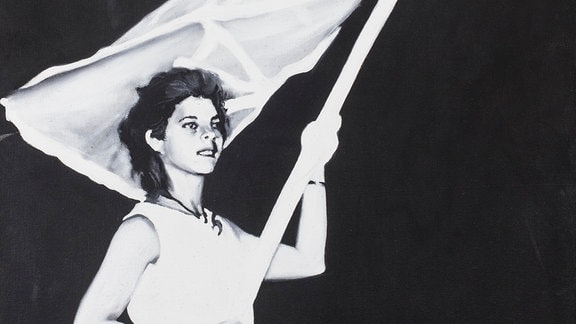 Ein Gemälde zeigt eine Frau, die eine Fahne schwingt.