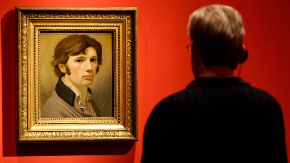 Ein Besucher betrachtet das gemalte Selbstporträt des Künstlers Philipp Otto Runge