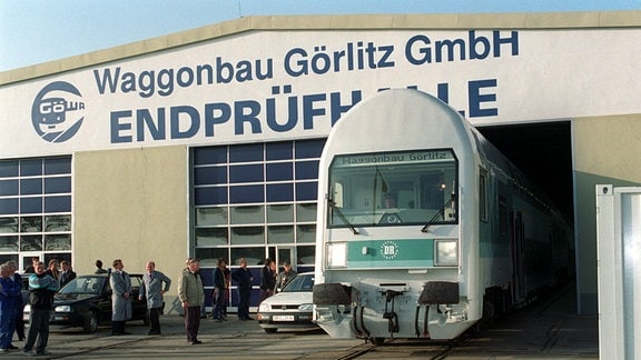 Ein Doppelstock-Steuerwagen wurde 1992 in Görlitz an die Deutsche Reichsbahn übergeben.