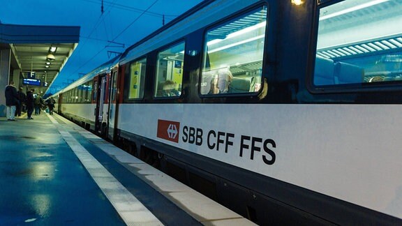 Eurocity Zug mit Waggons der Schweizer Bundesbahn SBB.