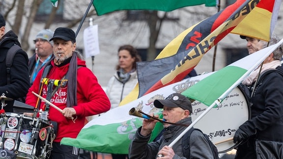 Anhänger der Kleinstpartei "Freie Sachsen" protestieren vor dem Kraftwerk Mitte.