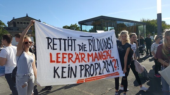 Schüler demonstrieren vor dem Landtag in Dresden für eine bessere Bildungspolitik.