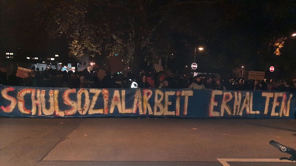 Demo vor dem Rathaus in Dresden zum Erhalt der Schulsozialarbeit