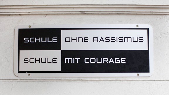 Schule ohne Rassismus, Schule mit Courage - Schild an einer Schule
