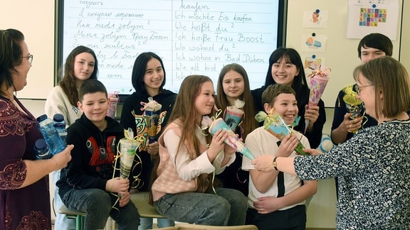 In der Oberschule in Bad Düben bekommen die Kinder aus der Ukraine zur Begrüßung kleine Zuckertüten mit Süßigkeiten.