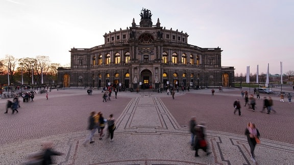 Semperoper Dresden am Theaterplatz in der Dämmerung 