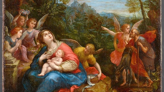 Biblisches Motiv einer Mutter, die zum Himmel schaut und ein Baby im Arm hält, umgeben von Engeln und Bäumen
