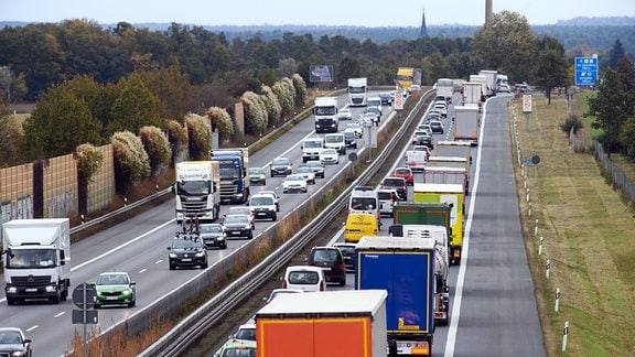 Autos und Lkw sind auf der Autobahn A4 in der Nähe von Dresden unterwegs. 