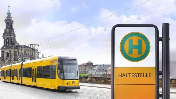 Straßenbahn in Dresden mit neuem Haltestellenschild 