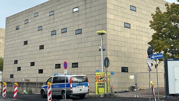 Nach antisemitischen Straftaten in mehreren Städten werden jüdische Einrichtungen in Sachsen verstärkt von der Polizei ebwacht, darunter die Dresdner Synagoge.