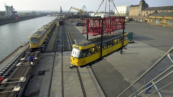 Im Dresdner Alberthafen werden Tatra-Wagen auf Spezialwaggons verladen