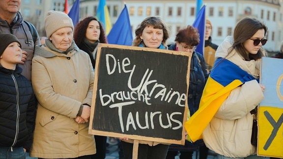 Kundgebung nach 2 Jahren Ukraine-Krieg in Dresden